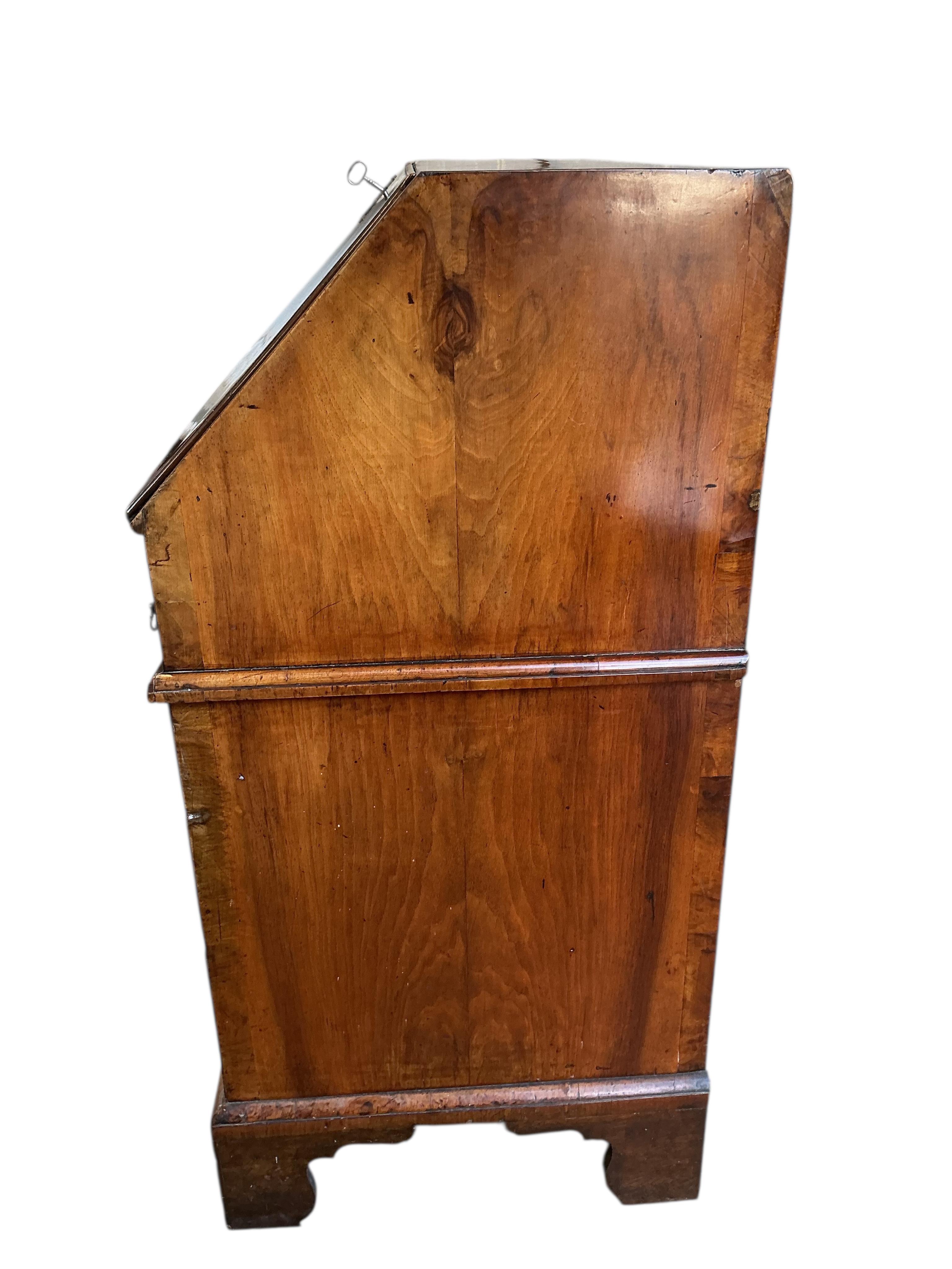 A George I feather banded walnut bureau, width 95cm, depth 52cm, height 106cm